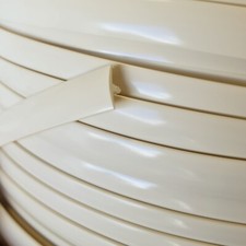 CREAM SINGLE LIPPED T TRIM EDGING FOR 15MM FURNITURE BOARD - 10 METRES