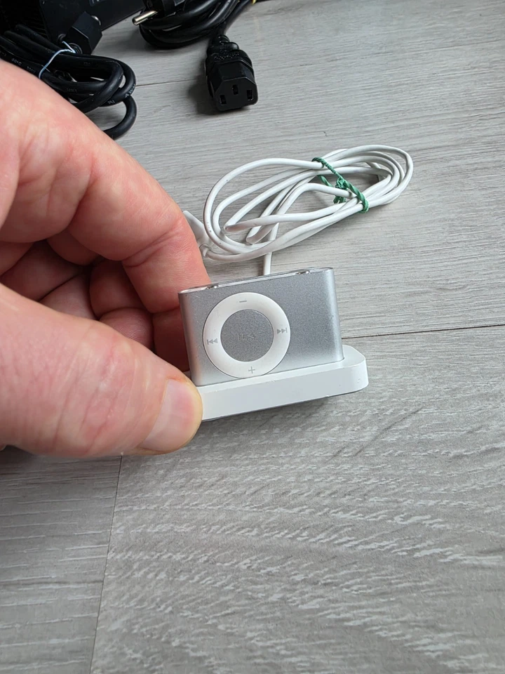 Apple iPod Shuffle 2nd Generation 1 GB Silver - Imagen 2 de 3