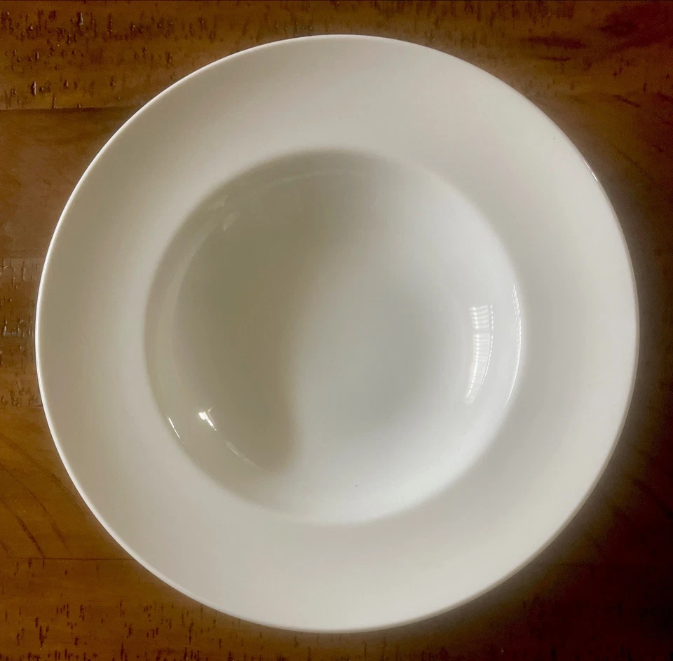 Williams Sonoma Brasserie White Porcelain Rimmed Pasta Soup Bowl(s) 11" D Japan - Image 2 of 4