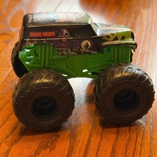 Monster Jam Grave Digger Monster Truck Spin Master Black Green 1:64 Scale Toy