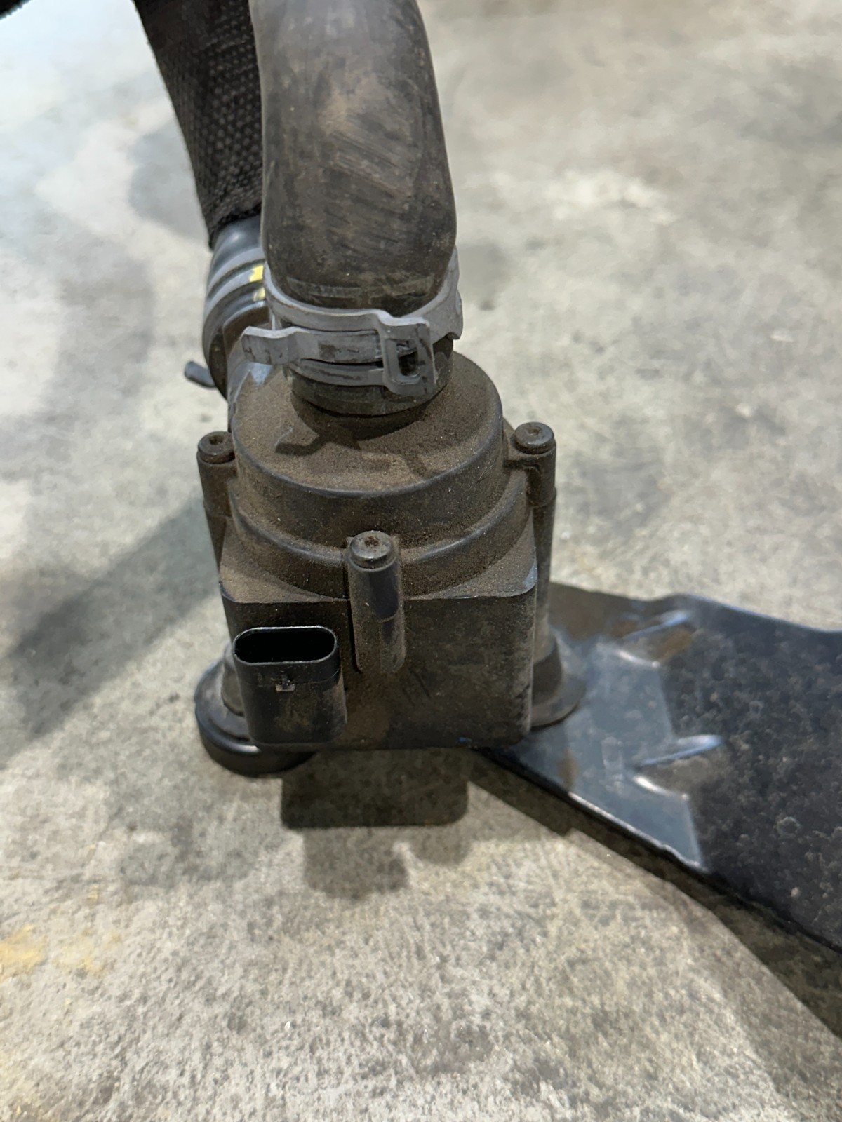 Lamborghini Urus 2018 Left Auxiliary water pump
