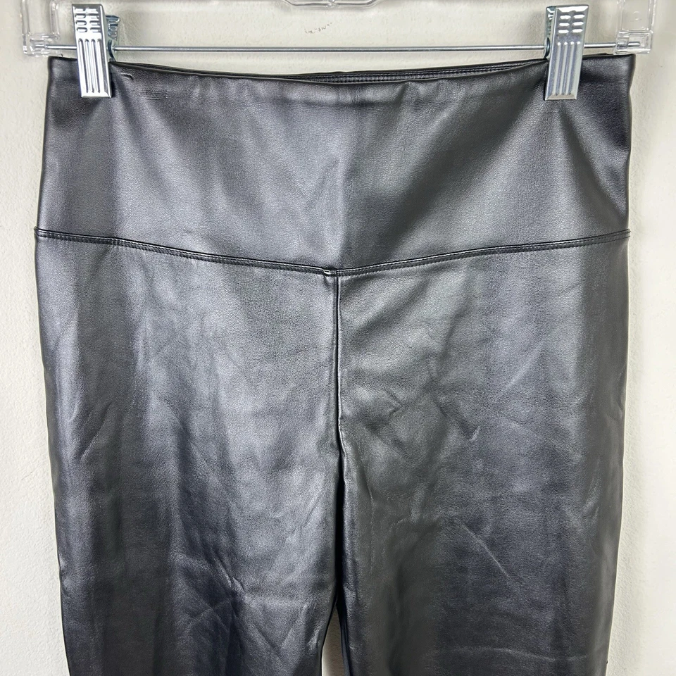 Leggings Victoria Sport by Victoria's Secret frente de couro sintético tamanho: P - Imagem 4 de 4