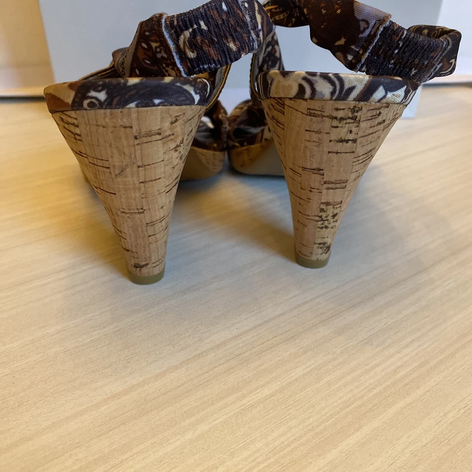 Sandalias de tacón de corcho Anne Klein talla 8,5 con estampado paisley. Foto 3 de 4