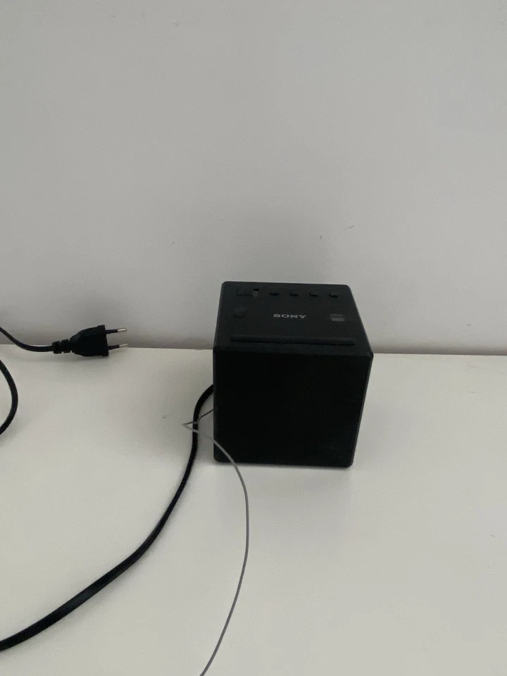 Radio réveil SONY modèle ICFC1 - Photo 3/3