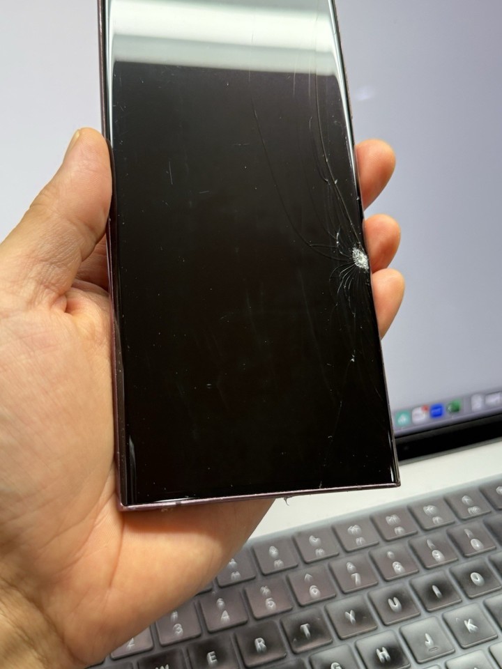 Gallery Detail: Samsung Galaxy S22 Ultra 256Gb Unlocked Burgundy Screen Cracked