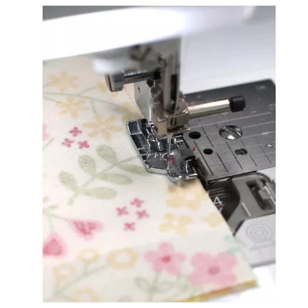 Pie acolchado de punto superior de 1/4" con guía incorporada para máquina de coser Bernette Foto 3 de 3