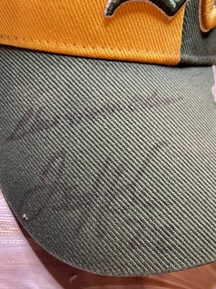 Gorra firmada OAKLAND A’s por VIDA BLUE 71’ CY MVP, Jack Hannahan, Brad Ziegler 2009 Foto 3 de 4