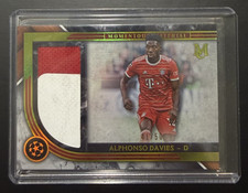 ALPHONSO DAVIES 2022-23 Colección Museo Topps Material Momentáneo #MMJR-AD/50
