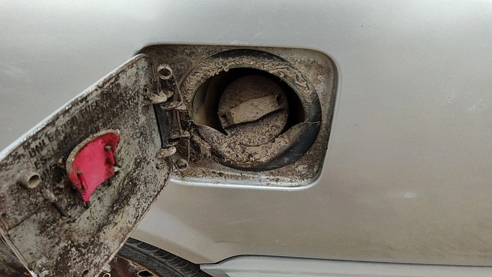 Volvo 740 1990 1991 1992 conjunto de cuello de llenado de combustible con tapa de gasolina OEM 93167191 Foto 3 de 4