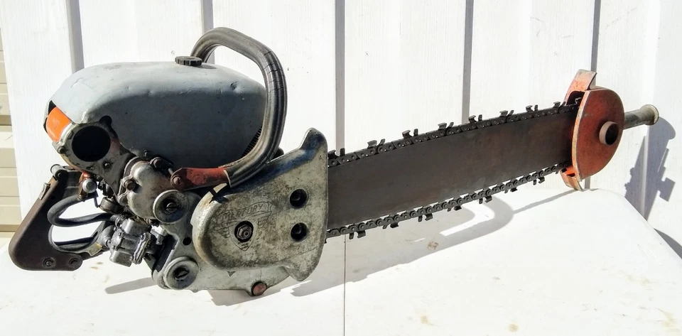 MOTOSIERRA DISSTON MERCURY 2 HOMBRES MODELO DO-100 DE COLECCIÓN SE VE LIMPIA PARA LA EDAD Foto 3 de 4