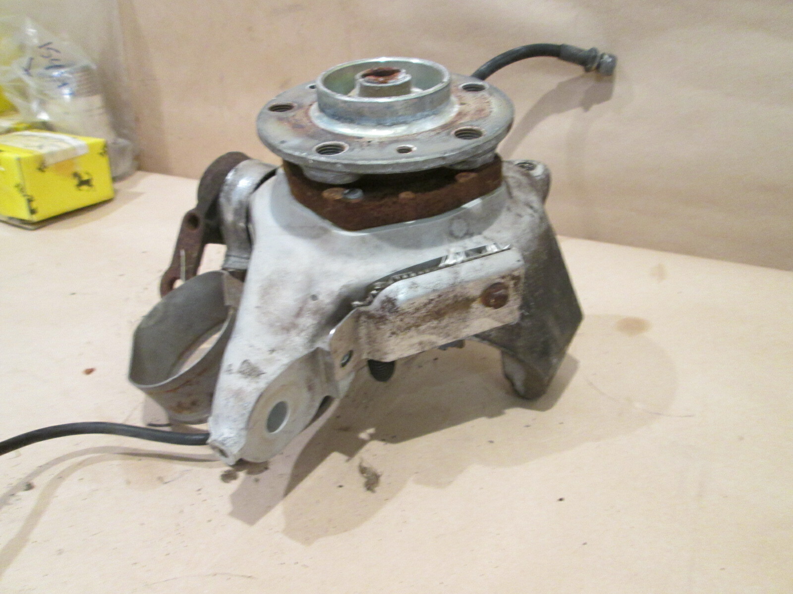 Ferrari 355 RH Front Stub Axle /  Steering Knuckle / Wheel Bearing 175487