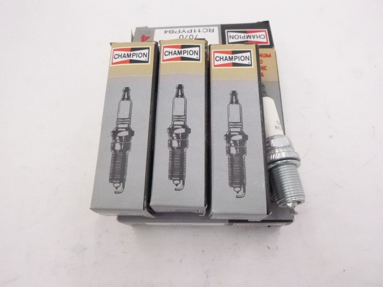 4 Pack Champion Double Platinum Spark Plugs 7070 RC11PYPB4