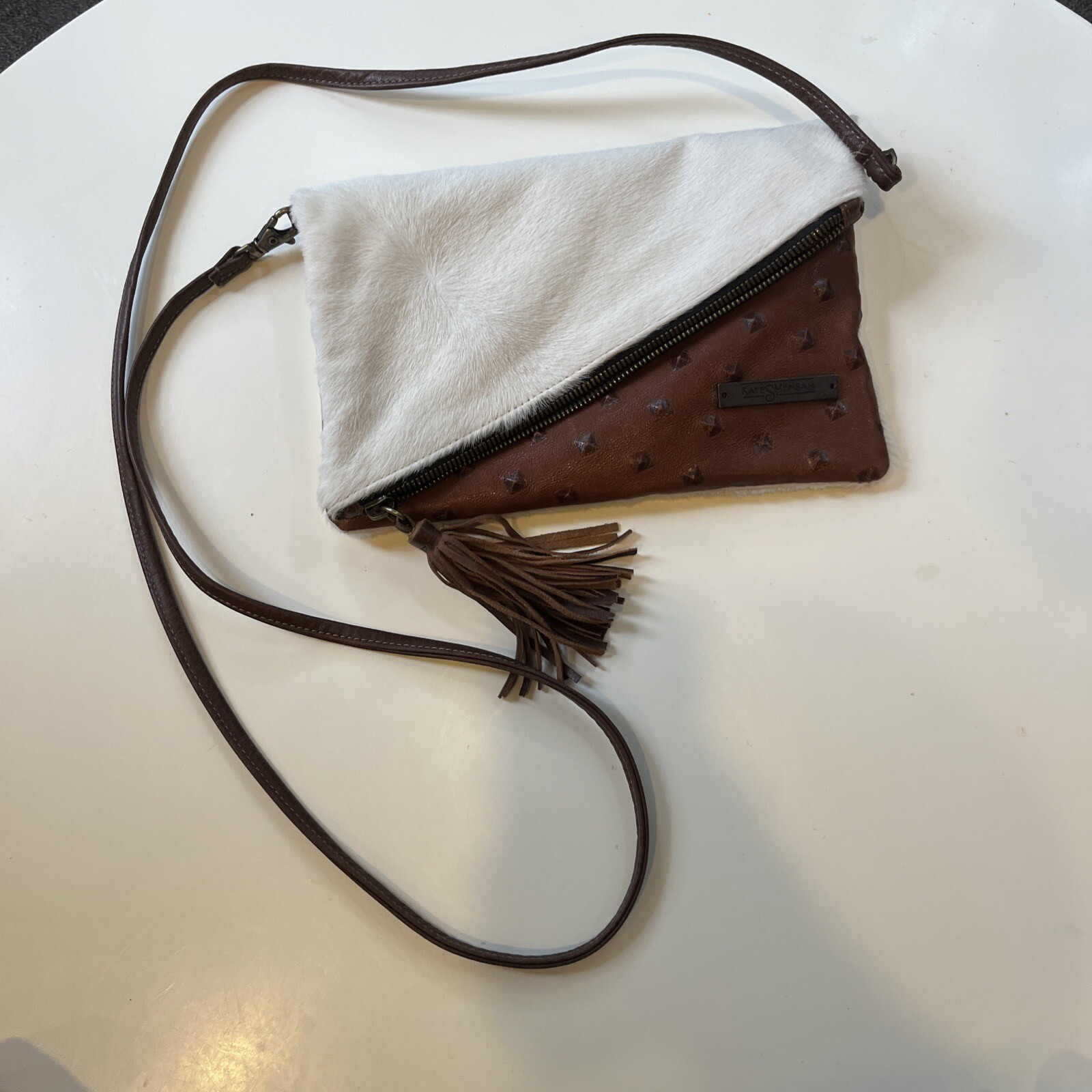 Borsa a tracolla Kate A Mensah Marrone in pelle con pelliccia bianca pony fatta a mano in perfette condizioni