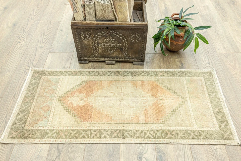 Alfombra de piso turca Oushak de corredor delgado vintage silenciada de 1,8 x 4,3 pies, alfombra de baño o puerta Foto 3 de 4