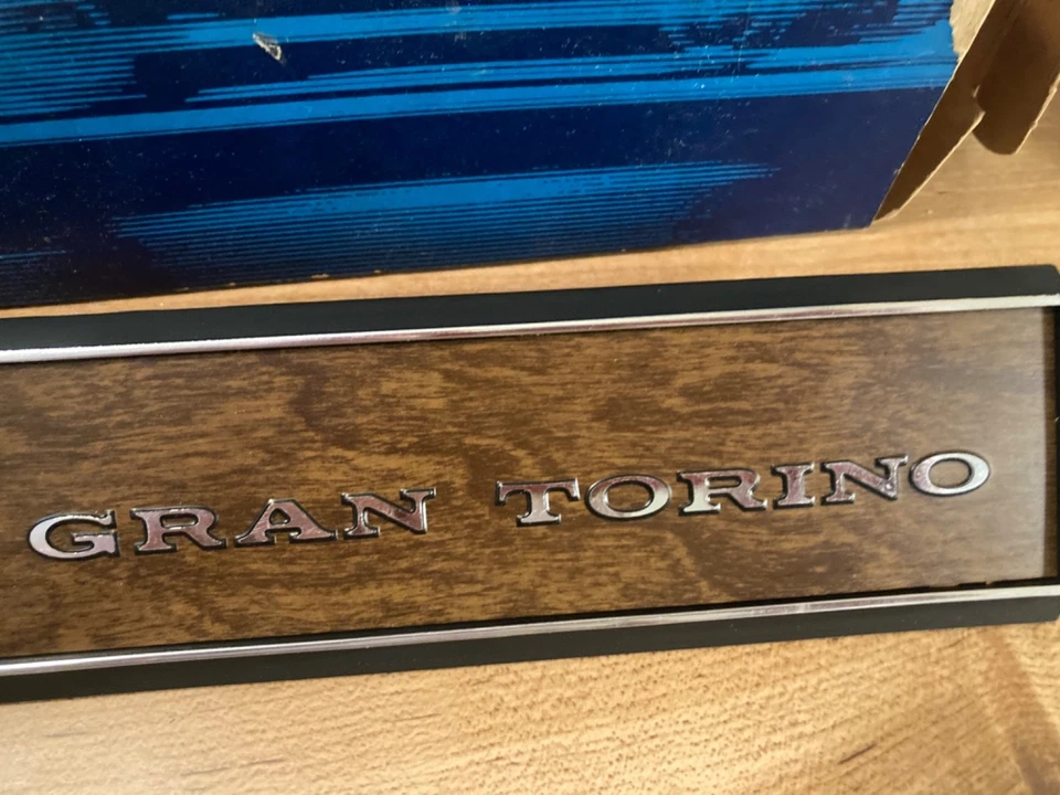 Ford Gran Torino Brougham & Squire 1972-73 panel de instrumentos lateral del pasajero Foto 3 de 4