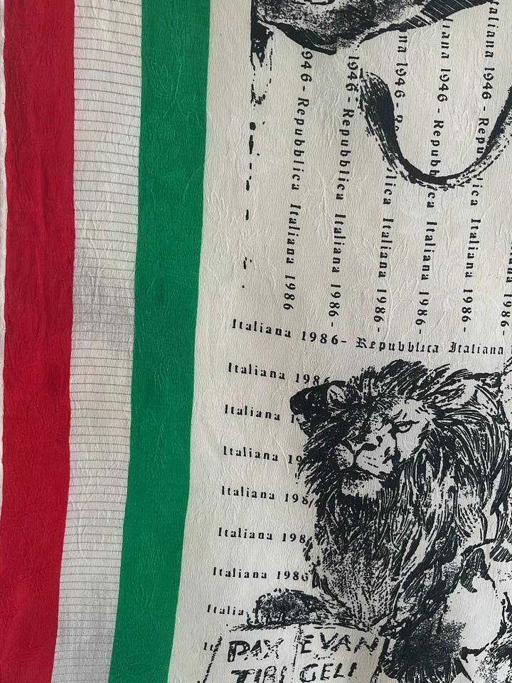 "Una HERMOSA bufanda blanca de seda con borde de bandera italiana y diseño de leones voladores 33""/35"" CE" Foto 4 de 4