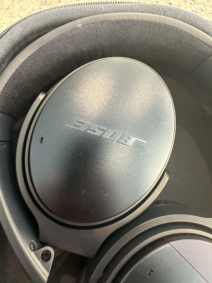 LIMITED EDITION Bose QC 35 II Wireless Noise-Cancelling - Navy Blue - Image 3 of 4