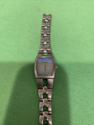 ladies fossil analog F2 silver tone 