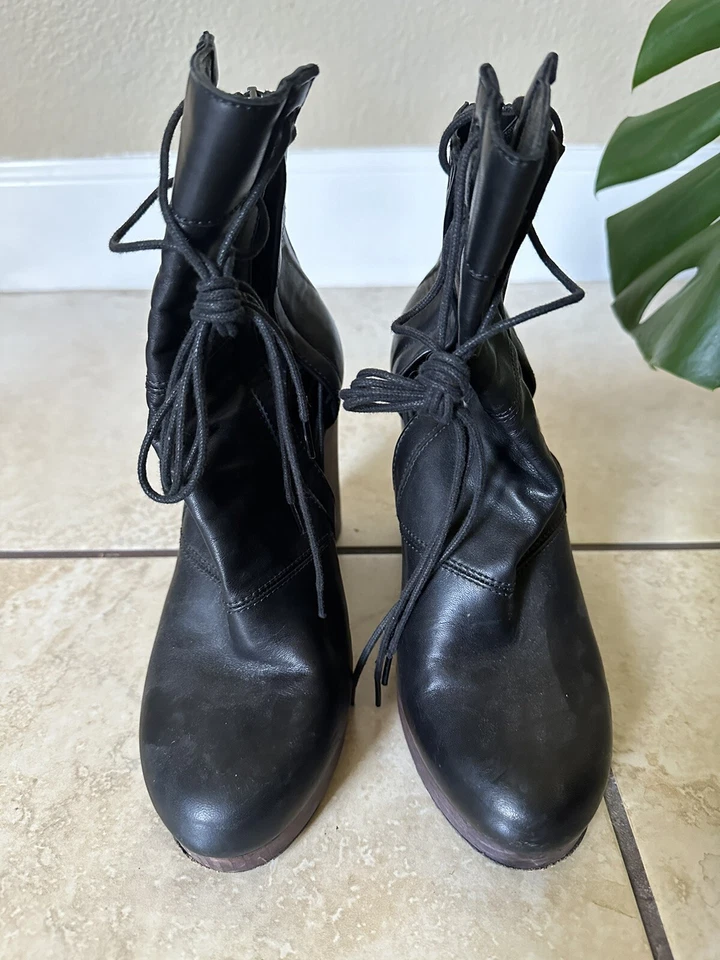 Botines LD Tuttle Tacón Cuero Negro con Detalle de Cordones Talla 38 (Original $340) Foto 3 de 4