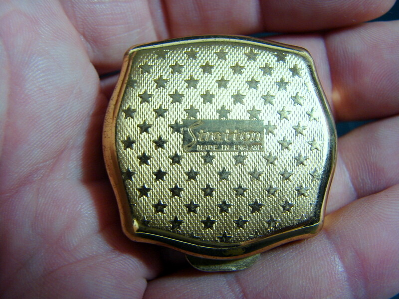 Pill Box / Boîte à Pilules en Laiton Décor Peint Paon, Signée Stratton