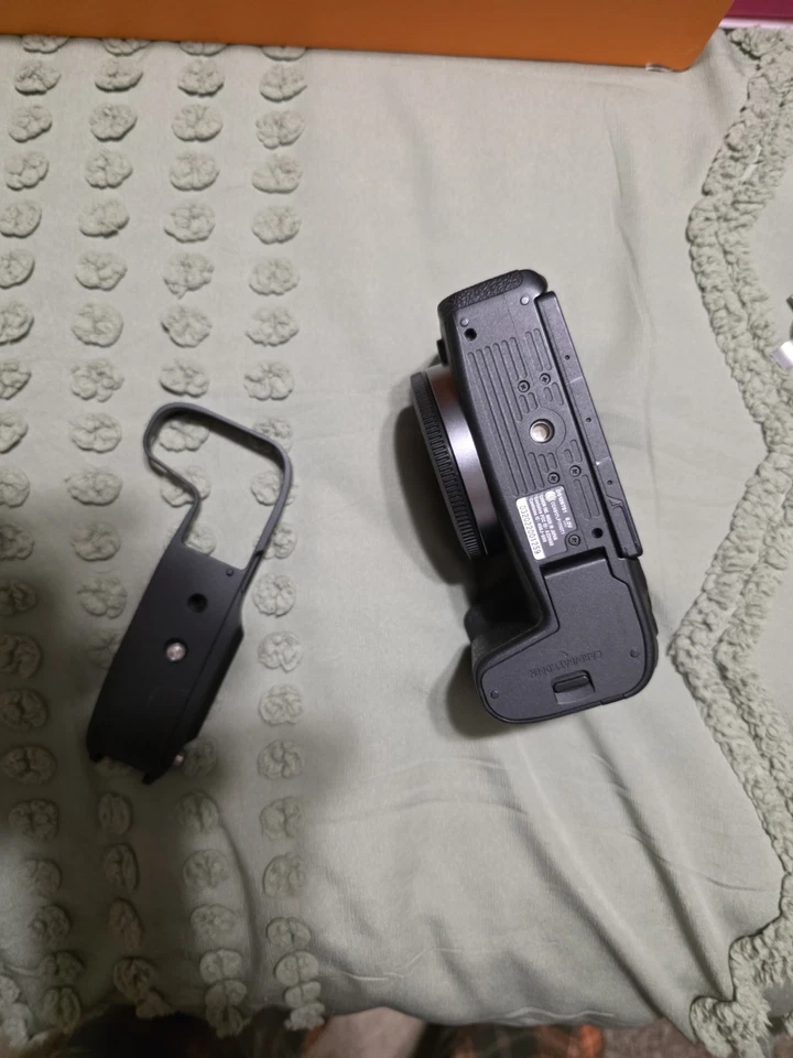 Solo cuerpo de cámara Canon RP, con tapa y 2 pilas y empuñadura, como nuevo Foto 4 de 4