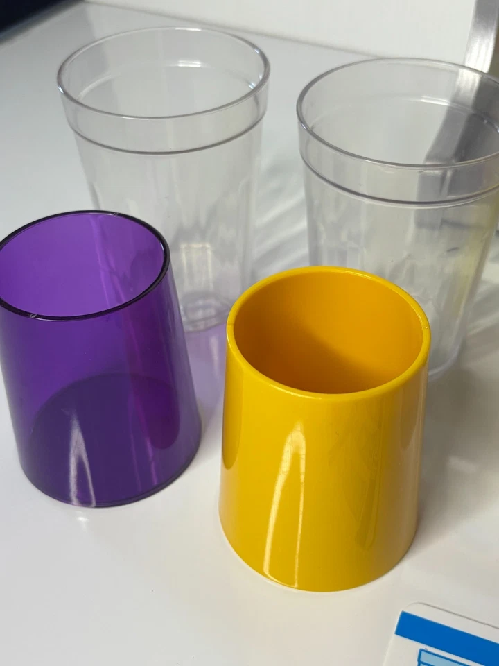 Dispensador de bebidas de madera para calmar la sed Melissa & Doug juego de simulación tazas hielo Foto 3 de 4