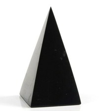 Schungit  & Shungit Pyramide Hohe ca. 50 x 50 x 90 mm. / poliert