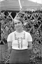 Ritratto Donna Piedi Giardino Mani da Spalla Antico Negativo Foto Lente An. 1940