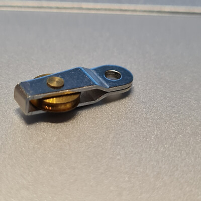 1 Rollenblock Messing L15mm mit starrer Öse vern. mit Messingrolle D:5mm neu