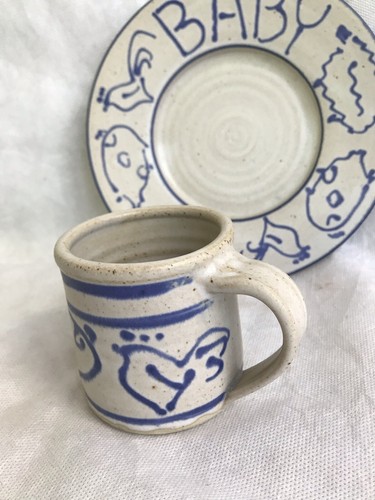UNBENUTZT HANDWERK STUDIO KUNST KERAMIK SIGNIERT BABY TELLER TASSE BAUERNHOFTIERE BLAU WEISS - Bild 3 von 9