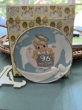 😆🔥PRECIOUS MOMENTS FIGURINE -PEACE ON EARTH.. 1996 DATED PLATE W/Stand