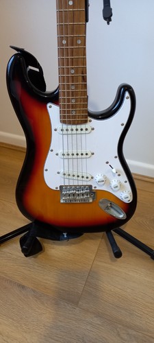 3/4 Size Aria Pro 11 Electric Guitar and Vox VX1 Amp - Picture 7 of 12