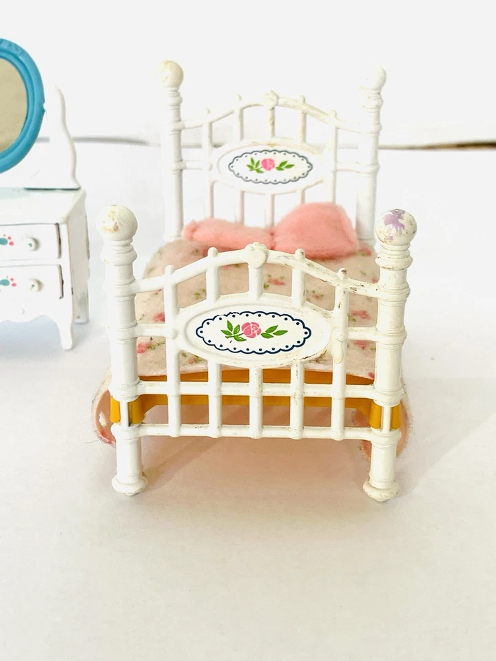 Cama y tocador/espejo floral para casa de muñecas The Littles 1980 Mattel algunas astillas Foto 3 de 4