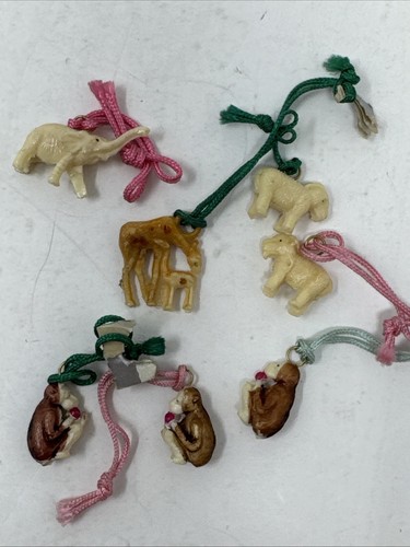 (7) Vintage Tier Zelluloid 1940er Ära Cracker Jack Spielzeug Preise Charms mit Schnüren