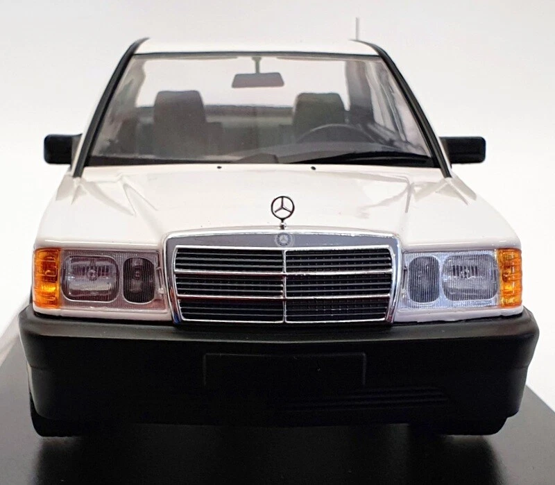 Minichamps 1/18 Scale 155 037002 - 1982 Mercedes Benz 190E (W201) - White - Image 4 of 4