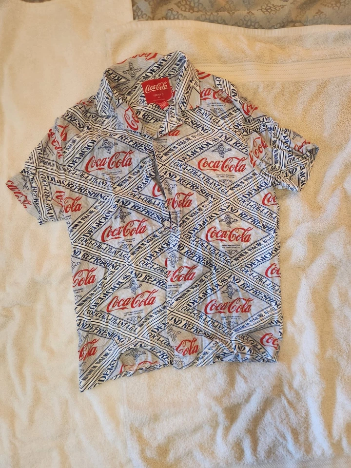 Camisa Para Hombre Forever 21 Coca Cola Botón Delantero Manga Corta Talla L y Baúles L Foto 4 de 4