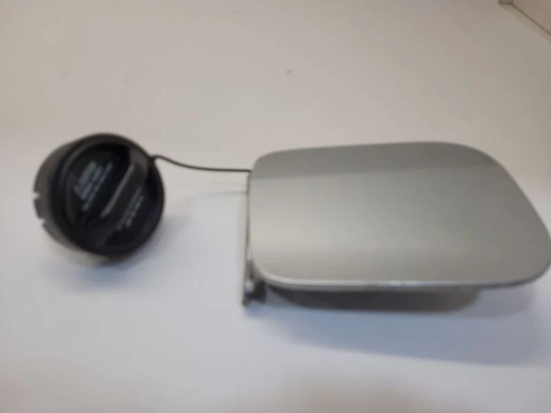 Дверца топливного бака 2001 2002 2003 2004 2005 TOYOTA RAV4 серебристая - Изображение 2 из 4