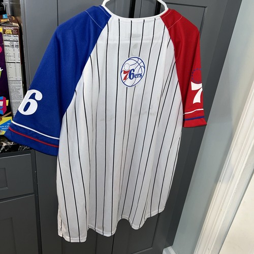 Neu mit Etikett NEU Philadelphia 76ers Baseballshirt Button-Down-Nadelstreifen XL NBA - Bild 8 von 12