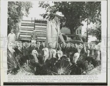 1956 Press Photo Estes Kefauver visits Worthington MN annual Turkey Festival
