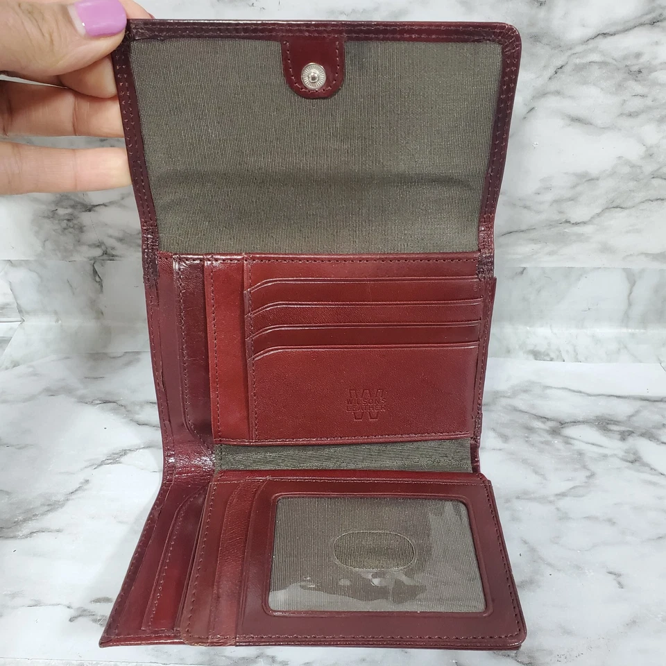 Cartera de colección Wilson de cuero borgoña triple para mujer ranuras para tarjetas ventana de identificación Foto 4 de 4