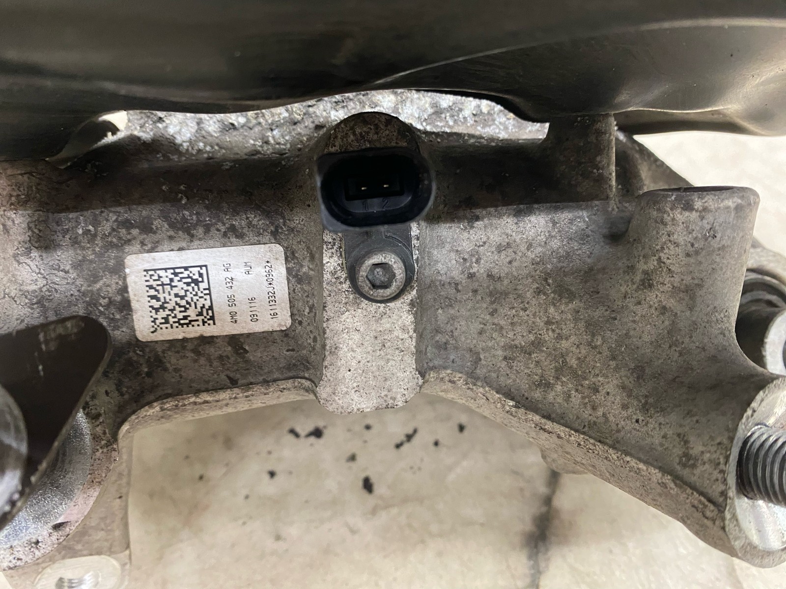 2015-2020 BENTLEY BENTAYGA OEM RH REAR RIGHT SPINDLE KNUCKLE W/ WHEEL HUB *109K*