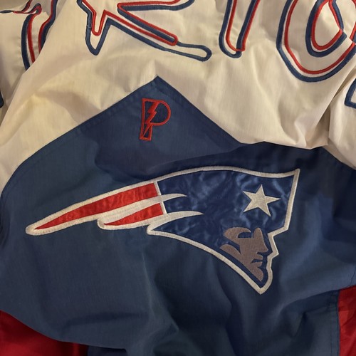 90’s Vintage Pro Player Daniel Young New England Patriots Zippered Puffer Jacket - Picture 4 of 11