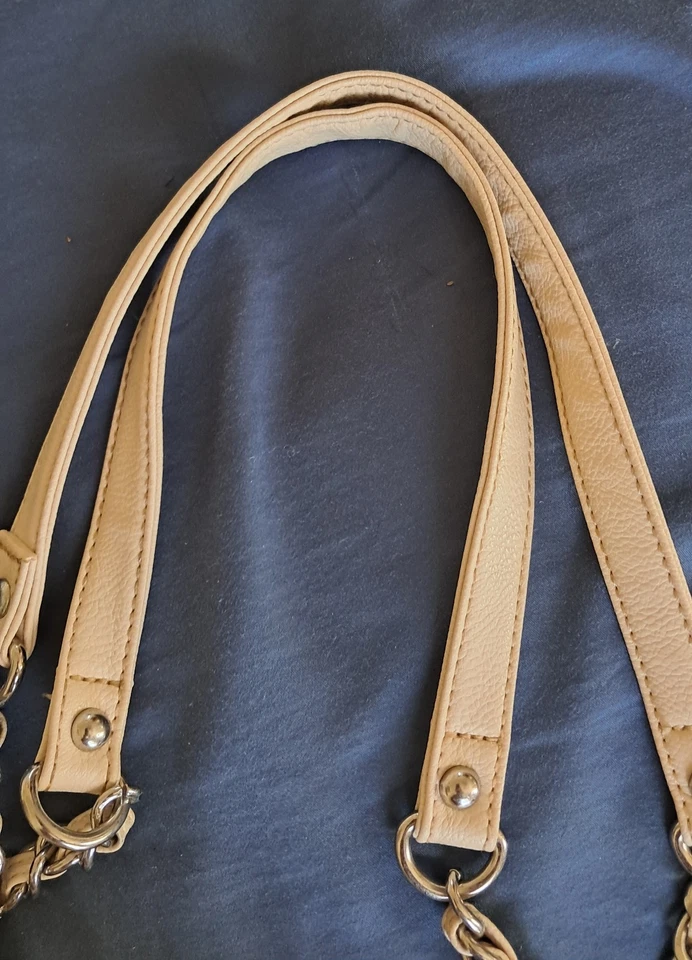 Bolso de Mano Nine West Imitación Cuero Acolchado Marfil/Negro 14 1/2"W x 11"H Foto 4 de 4