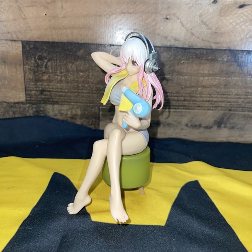 Statua in PVC fresco doccia Super Sonico (danni alle cuffie) - Foto 4 di 4