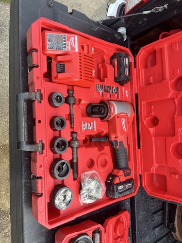 Milwaukee M18 10-Ton Hydraulic Knockout Punch Set w/Dies 1/2”- 4” w/ 2 ...