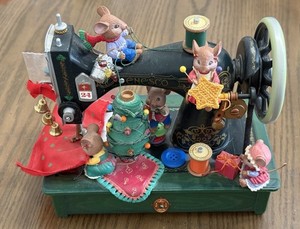 Enesco Homespun Holiday Mice Sewing Machine Music Box Musical Untested READ