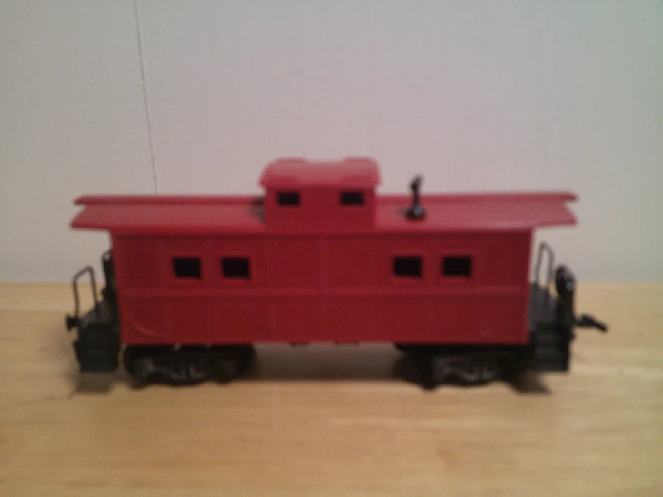 VINTAGE VARNEY HO SCALE RED CABOOSE WITH SPRUNG METAL TRUCKS + ORIGINAL PAPERWOR - Image 3 of 4