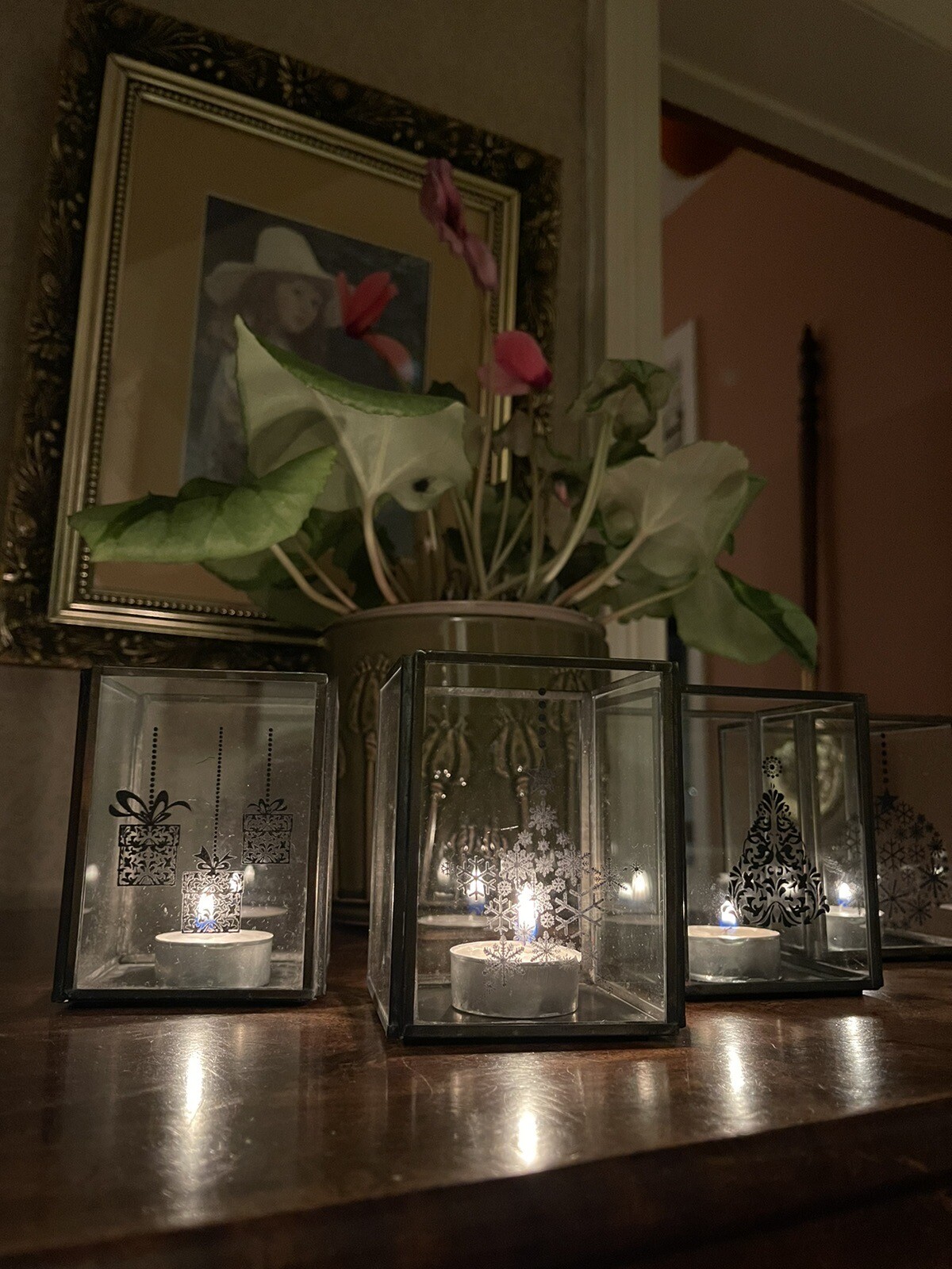 4 Christmas Tea Light Holders Black Metal And Glass NEW Vintage Rustic