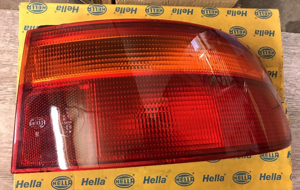 Feu arriere droit HELLA 9EL236238011 pour Honda Accord V neuf