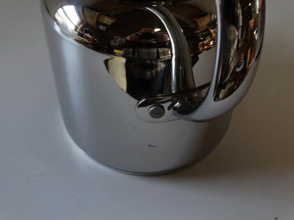 Tetera Calphalon 4302 2 cuartos de galón de acero inoxidable con tapa diseño moderno de caño Foto 4 de 4